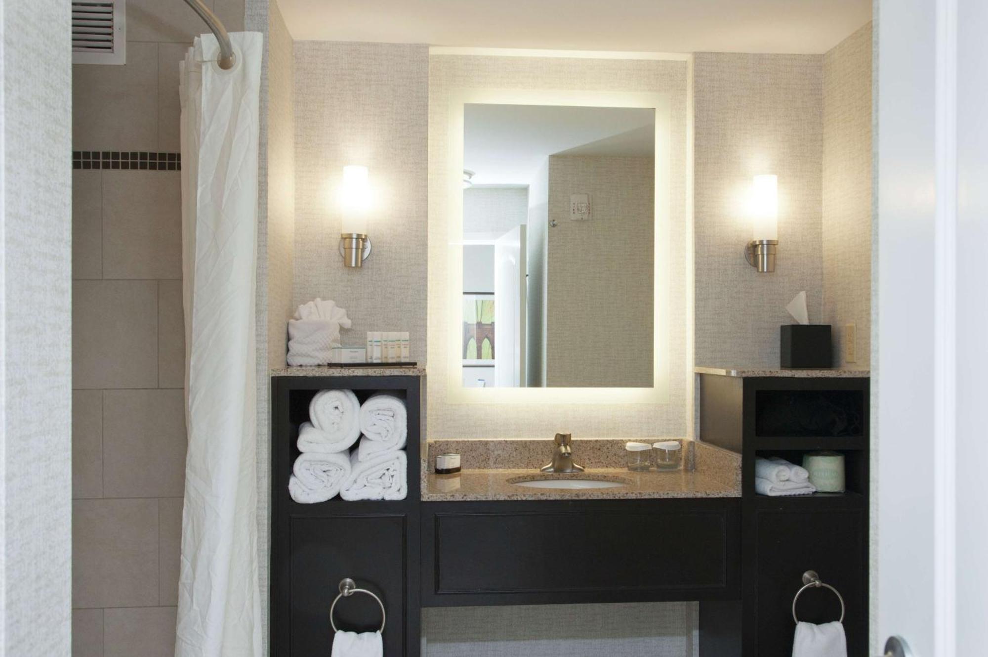 Hotel Embassy - Airport 4*