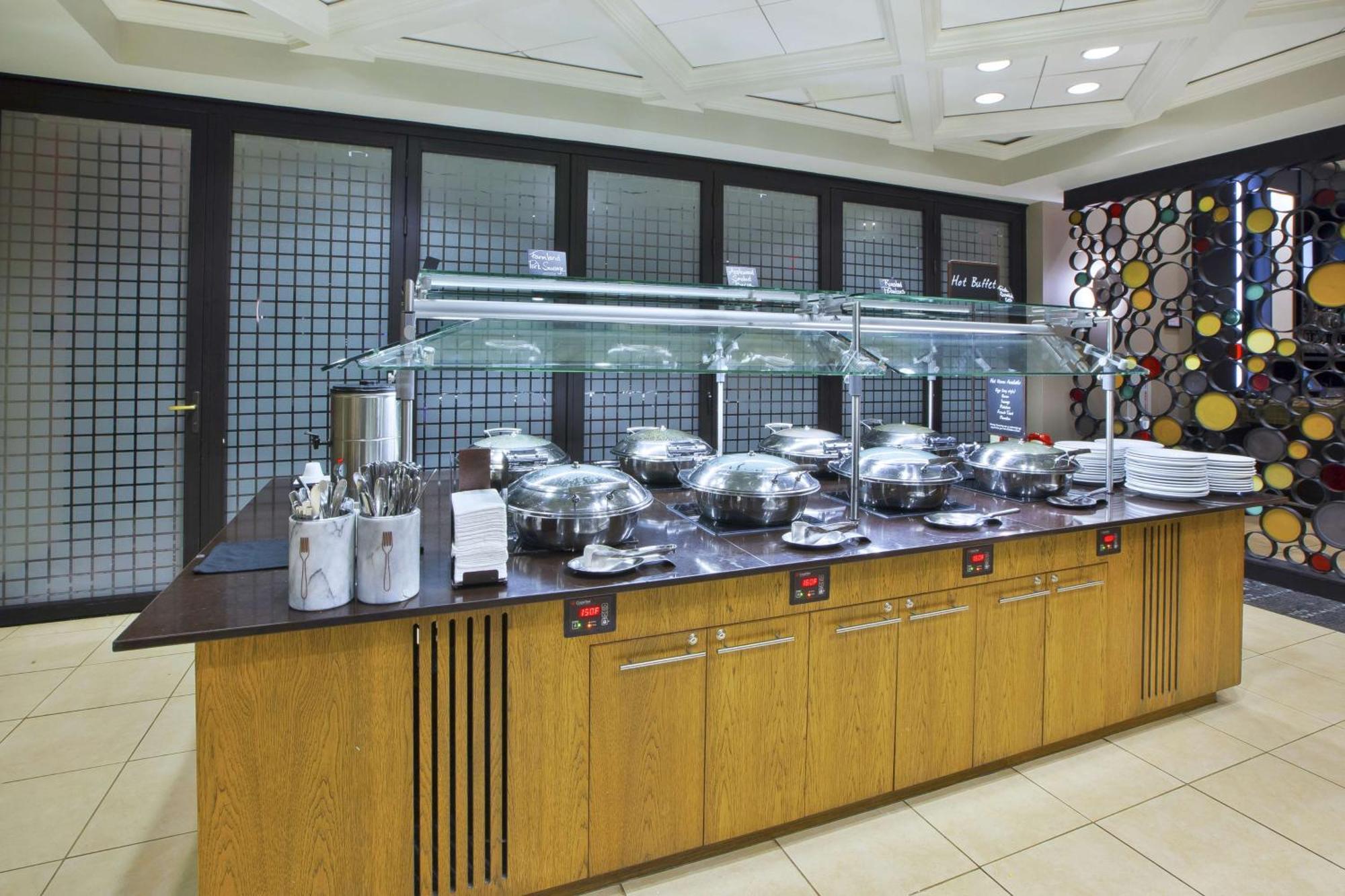 Embassy - Airport 4* Columbus